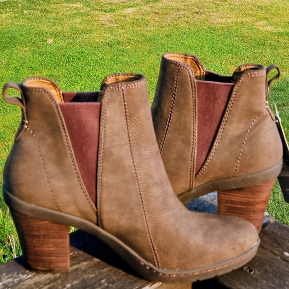BEARTRAPS POSTURE Women's brown high heel boots that help promote better posture - Picture 7 of 14